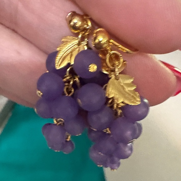 1989 Avon Frosted Purple Grapes Clip Earrings Gold Tone Dangle Drop Cluster - Picture 2 of 6